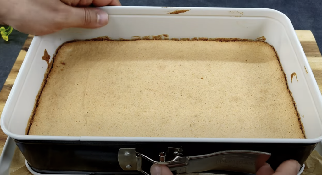 Mandlový dort s pudinkem, bílou čokoládou a mascarpone krémem s oříšky - jemný a elegantní dezert