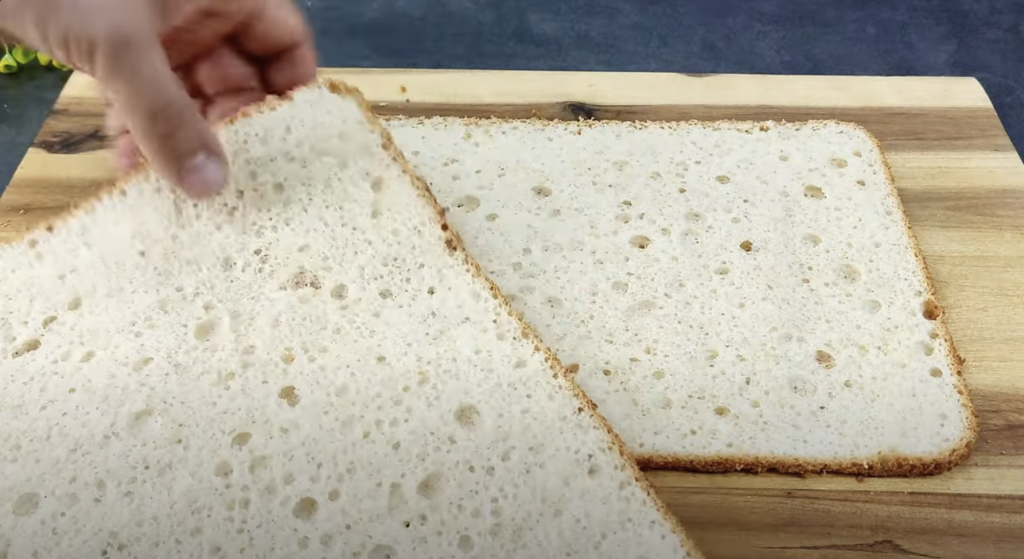 Mandlový dort s pudinkem, bílou čokoládou a mascarpone krémem s oříšky - jemný a elegantní dezert