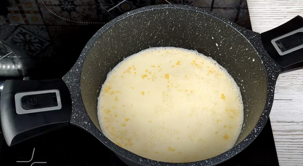 Mandlový dort s pudinkem, bílou čokoládou a mascarpone krémem s oříšky - jemný a elegantní dezert