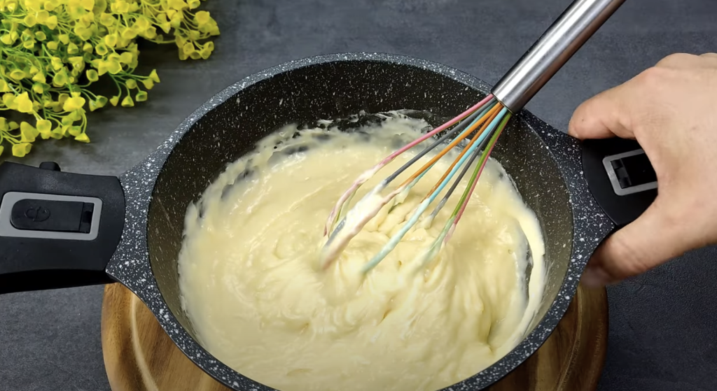 Mandlový dort s pudinkem, bílou čokoládou a mascarpone krémem s oříšky - jemný a elegantní dezert