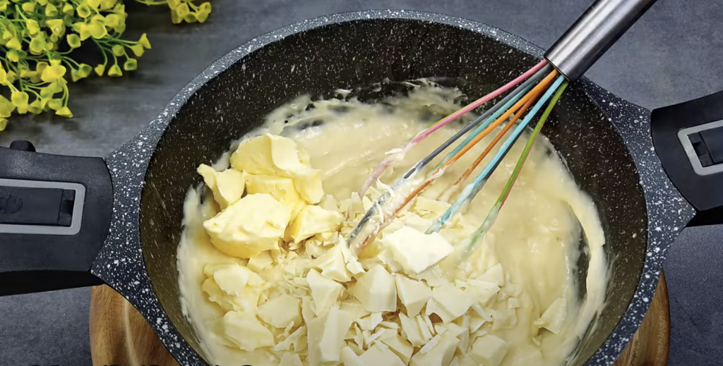 Mandlový dort s pudinkem, bílou čokoládou a mascarpone krémem s oříšky - jemný a elegantní dezert