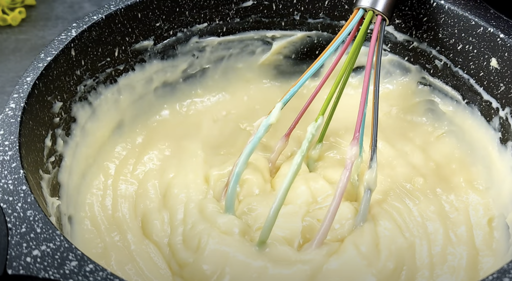 Mandlový dort s pudinkem, bílou čokoládou a mascarpone krémem s oříšky - jemný a elegantní dezert