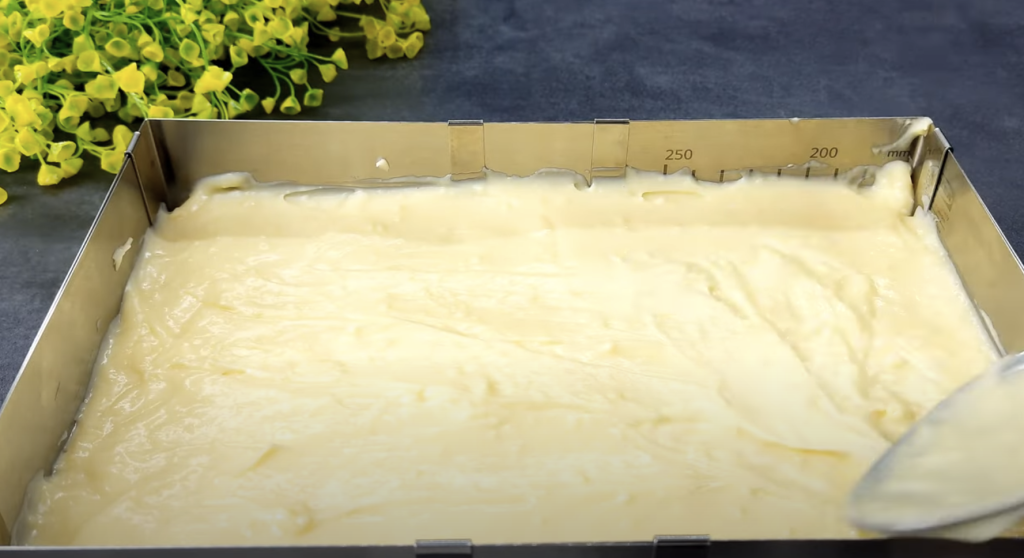 Mandlový dort s pudinkem, bílou čokoládou a mascarpone krémem s oříšky - jemný a elegantní dezert