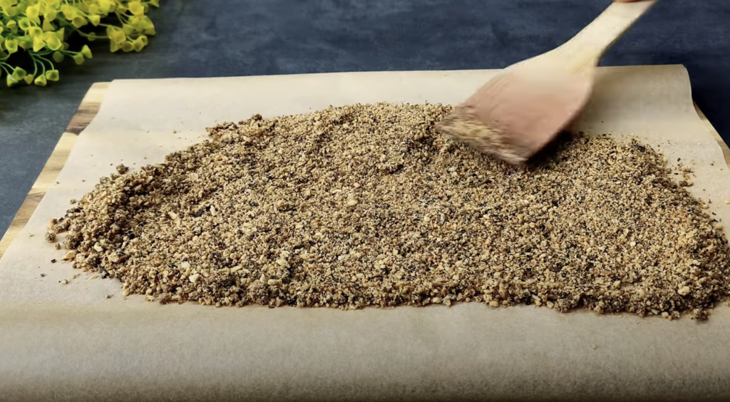 Mandlový dort s pudinkem, bílou čokoládou a mascarpone krémem s oříšky - jemný a elegantní dezert