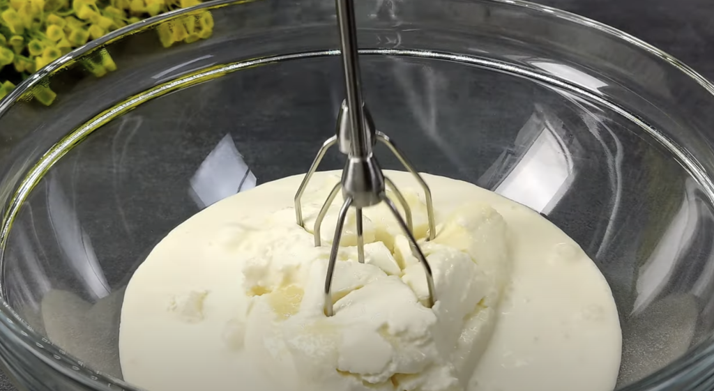 Mandlový dort s pudinkem, bílou čokoládou a mascarpone krémem s oříšky - jemný a elegantní dezert