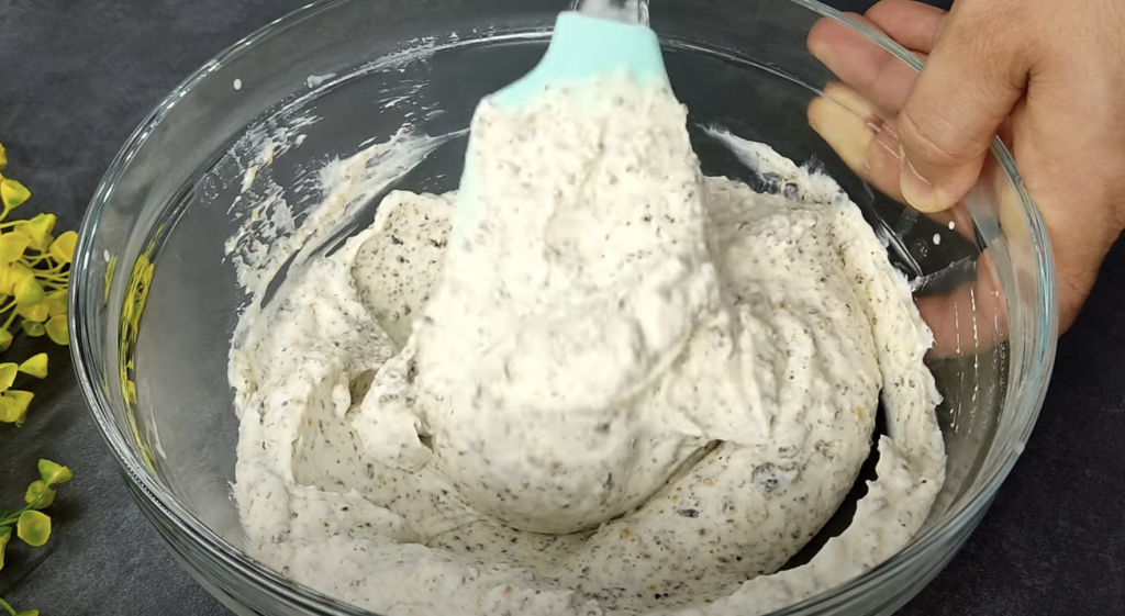 Mandlový dort s pudinkem, bílou čokoládou a mascarpone krémem s oříšky - jemný a elegantní dezert