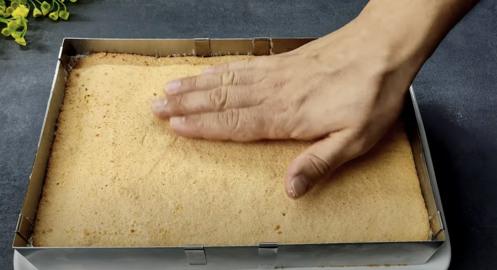 Mandlový dort s pudinkem, bílou čokoládou a mascarpone krémem s oříšky - jemný a elegantní dezert