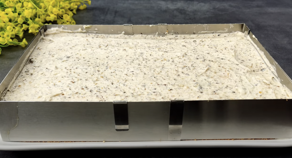 Mandlový dort s pudinkem, bílou čokoládou a mascarpone krémem s oříšky - jemný a elegantní dezert