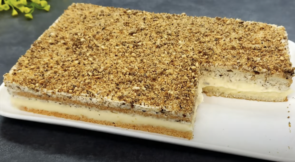 Mandlový dort s pudinkem, bílou čokoládou a mascarpone krémem s oříšky - jemný a elegantní dezert