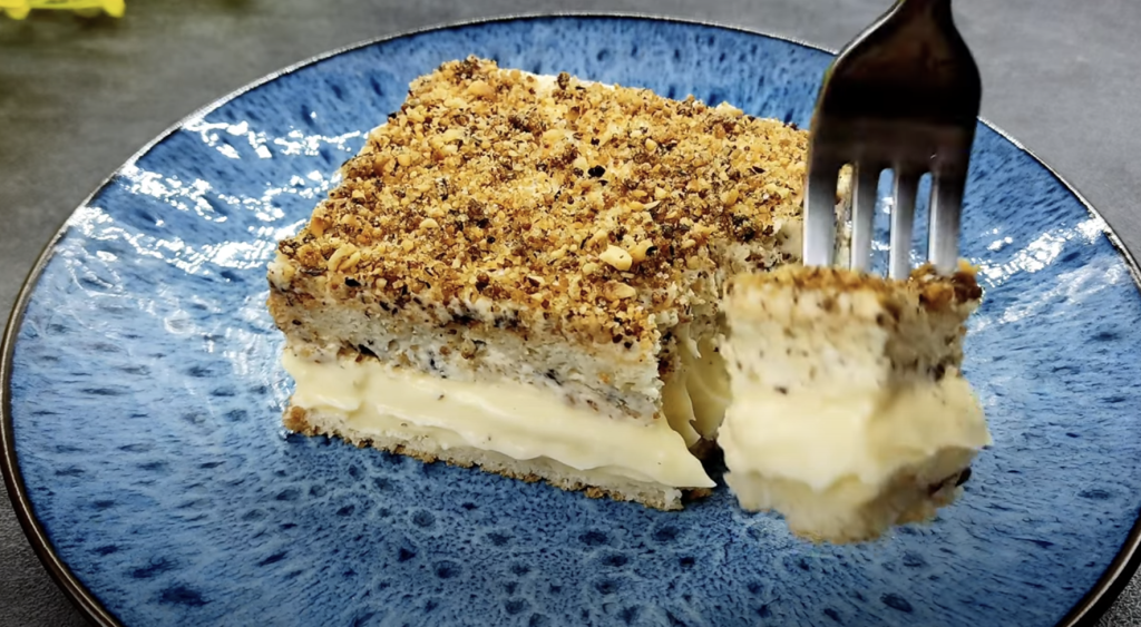 Mandlový dort s pudinkem, bílou čokoládou a mascarpone krémem s oříšky - jemný a elegantní dezert