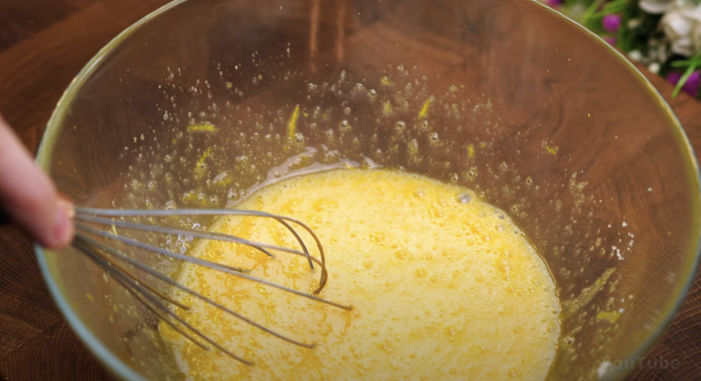 Rychlý citronový koláč s krémem a zakysanou smetanou