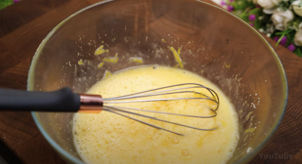 Rychlý citronový koláč s krémem a zakysanou smetanou