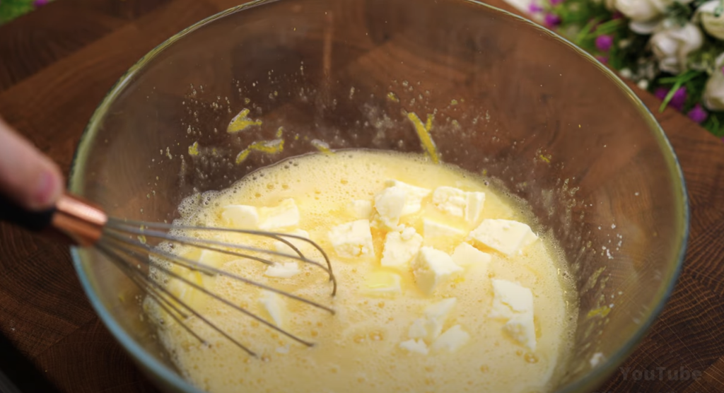 Rychlý citronový koláč s krémem a zakysanou smetanou