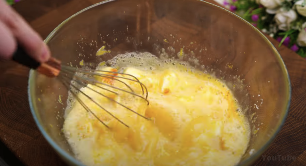 Rychlý citronový koláč s krémem a zakysanou smetanou