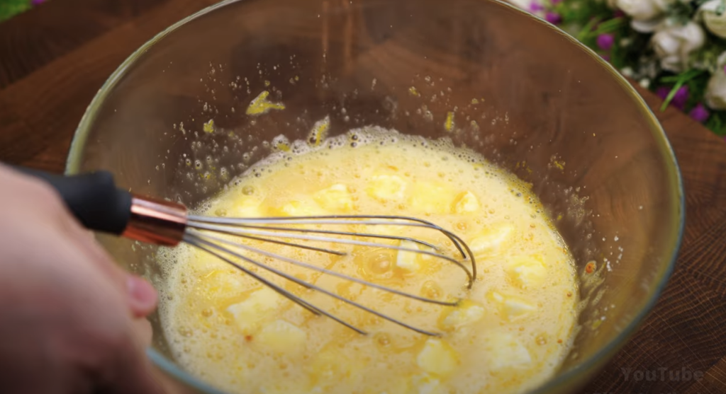 Rychlý citronový koláč s krémem a zakysanou smetanou