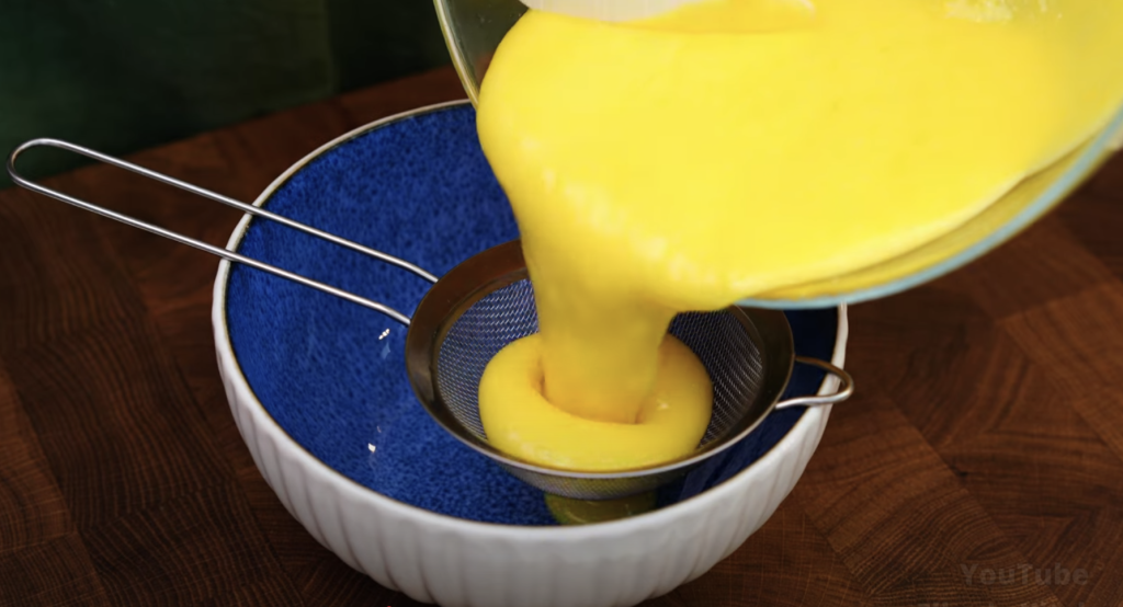 Rychlý citronový koláč s krémem a zakysanou smetanou