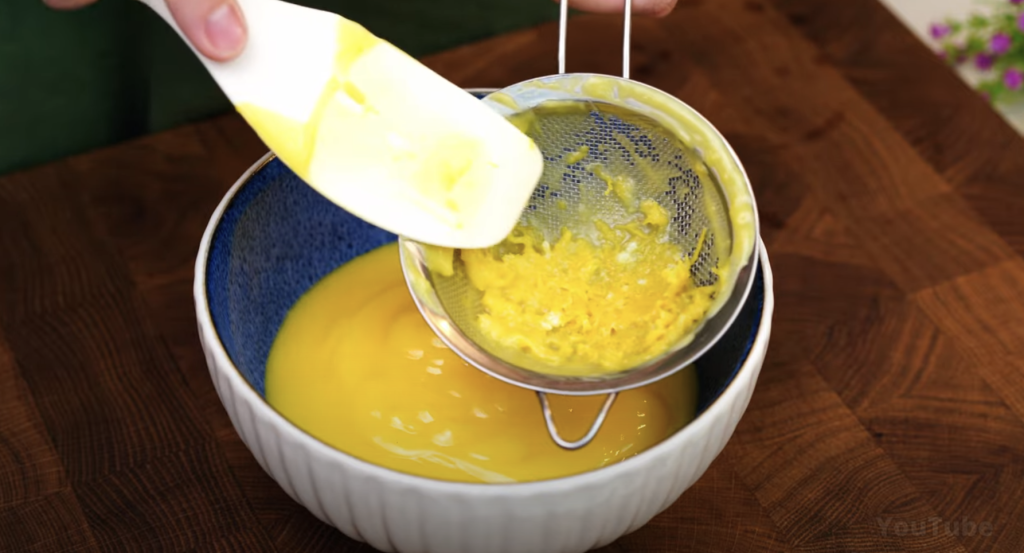 Rychlý citronový koláč s krémem a zakysanou smetanou