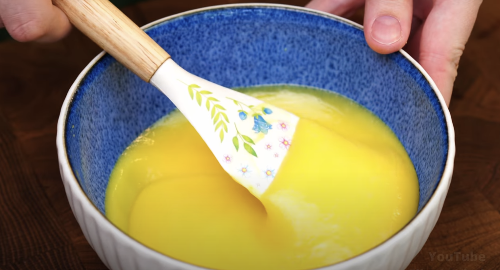 Rychlý citronový koláč s krémem a zakysanou smetanou