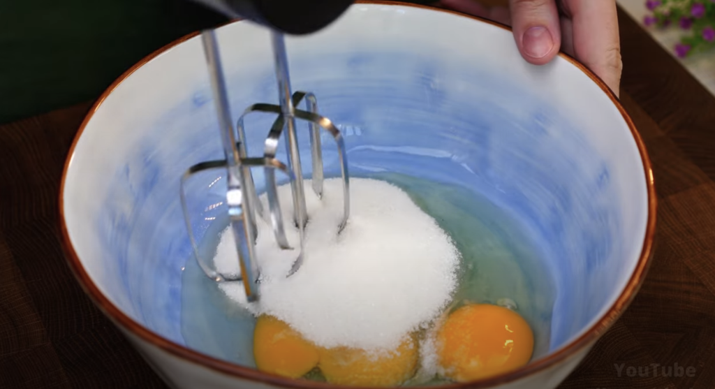 Rychlý citronový koláč s krémem a zakysanou smetanou