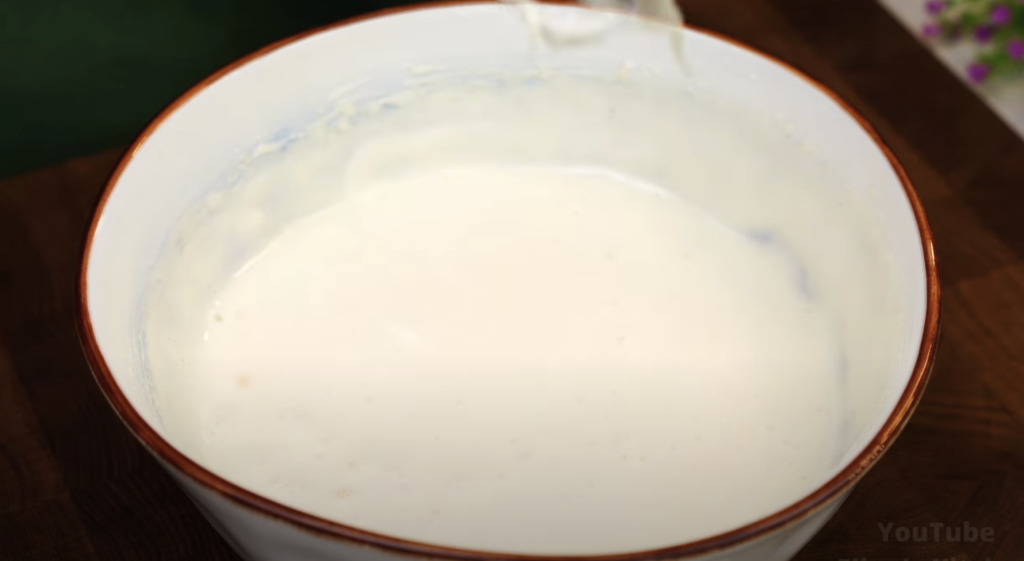 Rychlý citronový koláč s krémem a zakysanou smetanou