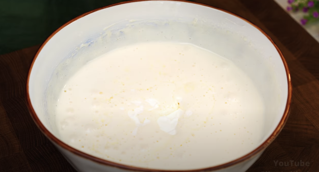 Rychlý citronový koláč s krémem a zakysanou smetanou