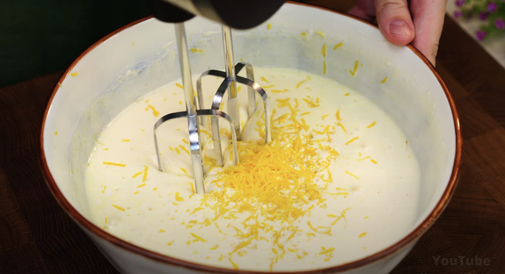 Rychlý citronový koláč s krémem a zakysanou smetanou