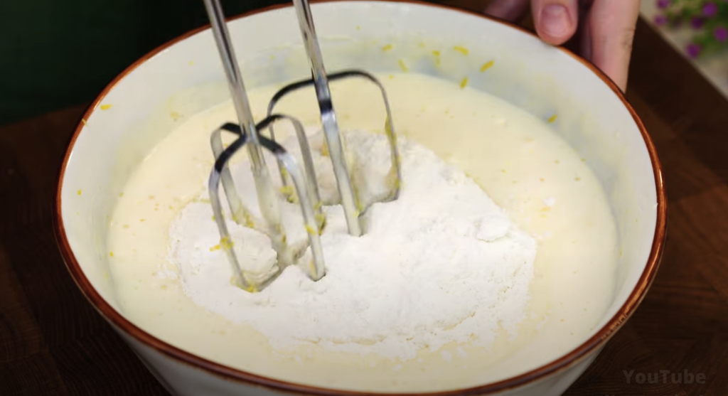 Rychlý citronový koláč s krémem a zakysanou smetanou