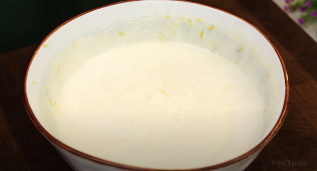 Rychlý citronový koláč s krémem a zakysanou smetanou