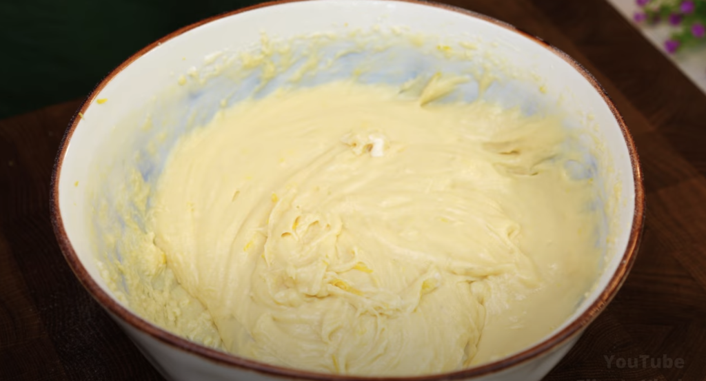 Rychlý citronový koláč s krémem a zakysanou smetanou