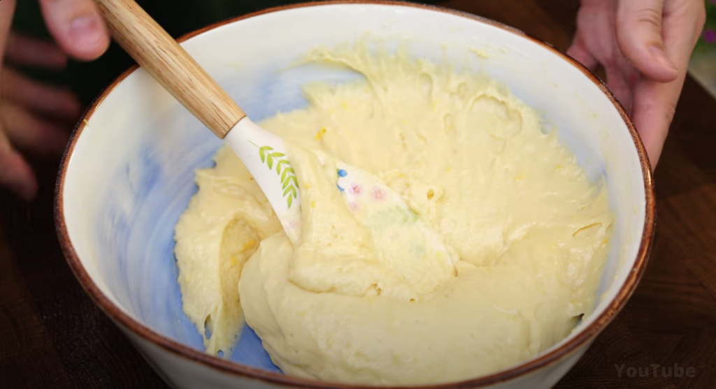 Rychlý citronový koláč s krémem a zakysanou smetanou