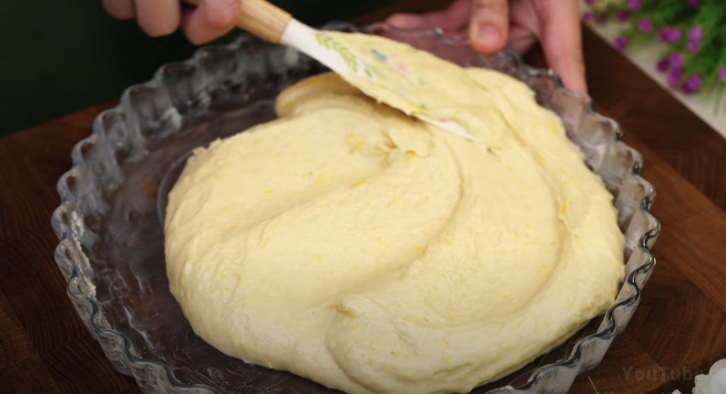 Rychlý citronový koláč s krémem a zakysanou smetanou