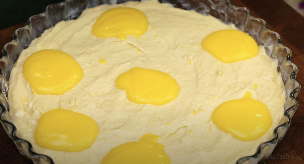 Rychlý citronový koláč s krémem a zakysanou smetanou