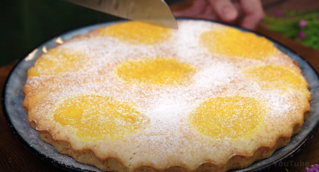 Rychlý citronový koláč s krémem a zakysanou smetanou