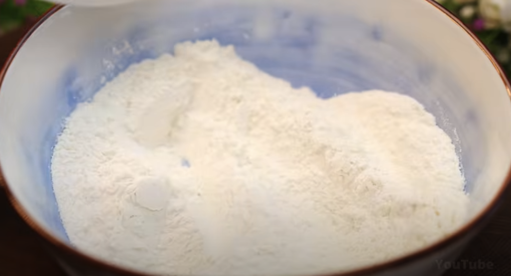 Jemný jahodový dort se zakysanou smetanou – svěží letní dort