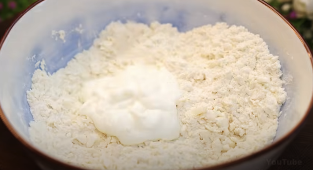 Jemný jahodový dort se zakysanou smetanou – svěží letní dort