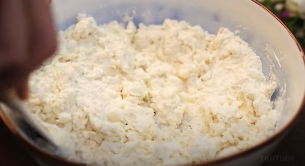 Jemný jahodový dort se zakysanou smetanou – svěží letní dort