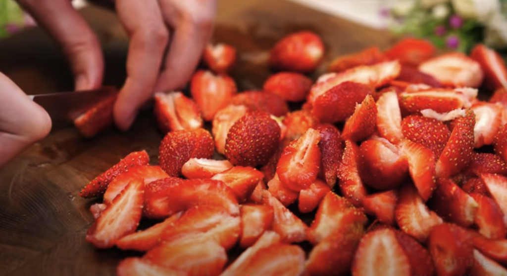 Jemný jahodový dort se zakysanou smetanou – svěží letní dort