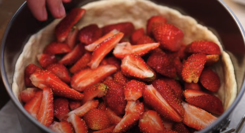 Jemný jahodový dort se zakysanou smetanou – svěží letní dort