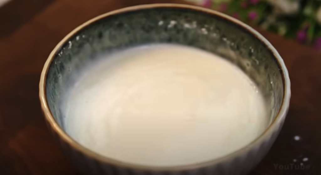 Jemný jahodový dort se zakysanou smetanou – svěží letní dort