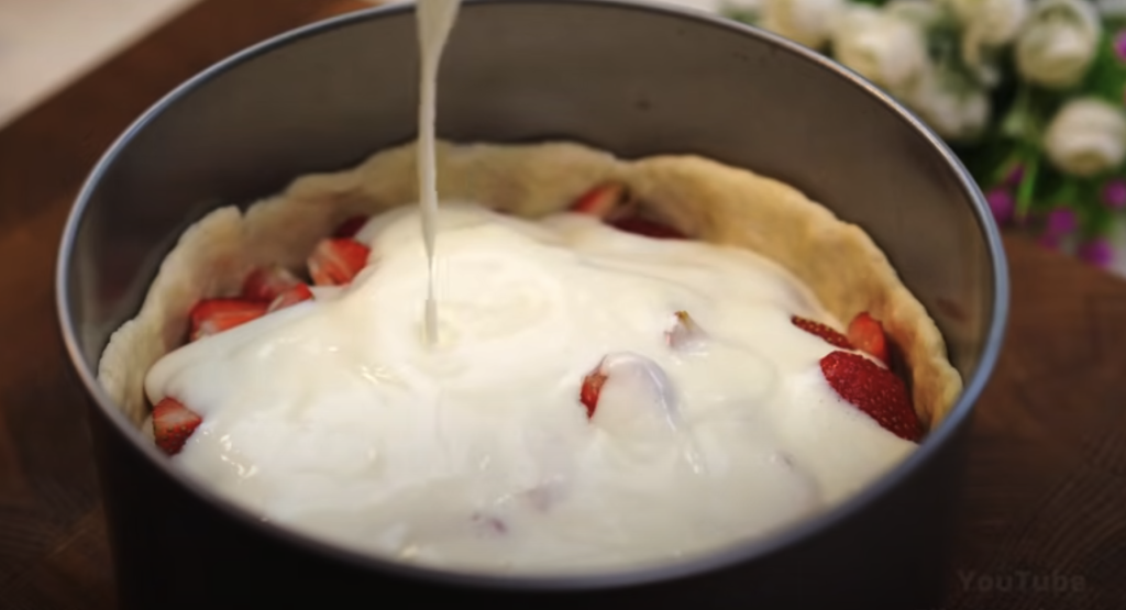 Jemný jahodový dort se zakysanou smetanou – svěží letní dort