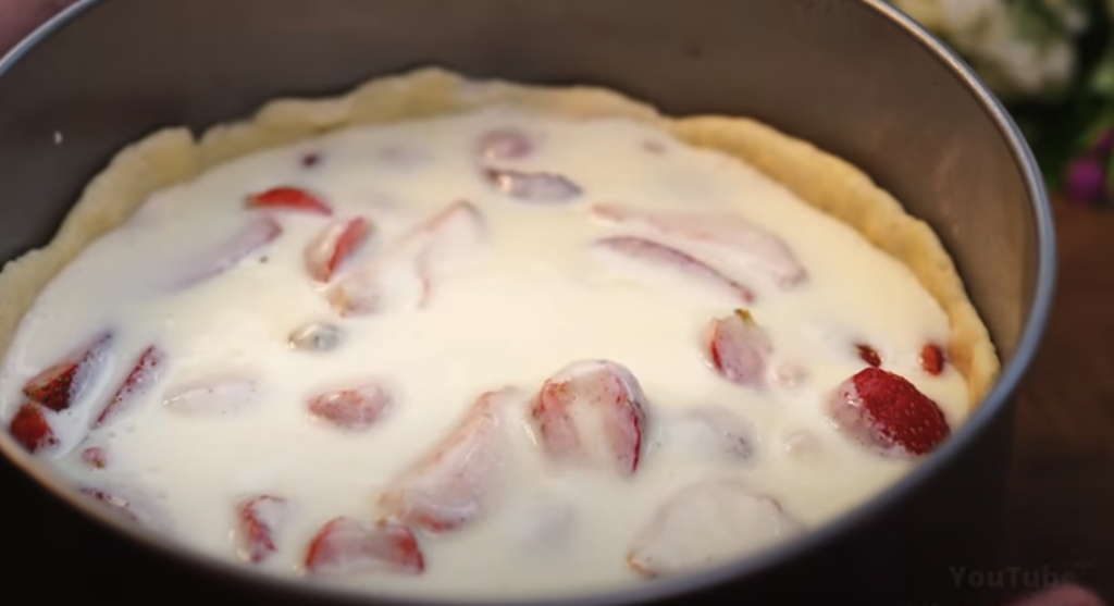 Jemný jahodový dort se zakysanou smetanou – svěží letní dort