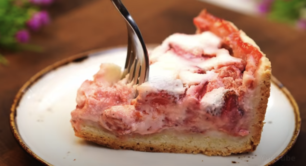 Jemný jahodový dort se zakysanou smetanou – svěží letní dort