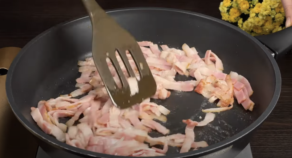 Delikátní těstoviny s lilkem, slaninou a houbami v rajčatové omáčce - voňavý a sytý oběd plný zeleniny