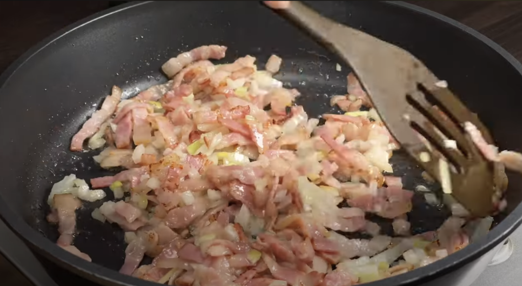 Delikátní těstoviny s lilkem, slaninou a houbami v rajčatové omáčce - voňavý a sytý oběd plný zeleniny