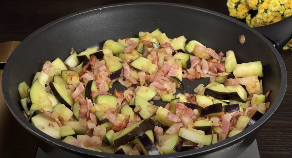 Delikátní těstoviny s lilkem, slaninou a houbami v rajčatové omáčce - voňavý a sytý oběd plný zeleniny