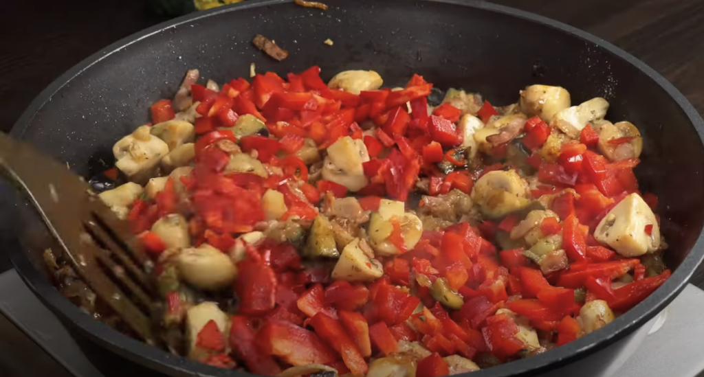Delikátní těstoviny s lilkem, slaninou a houbami v rajčatové omáčce - voňavý a sytý oběd plný zeleniny