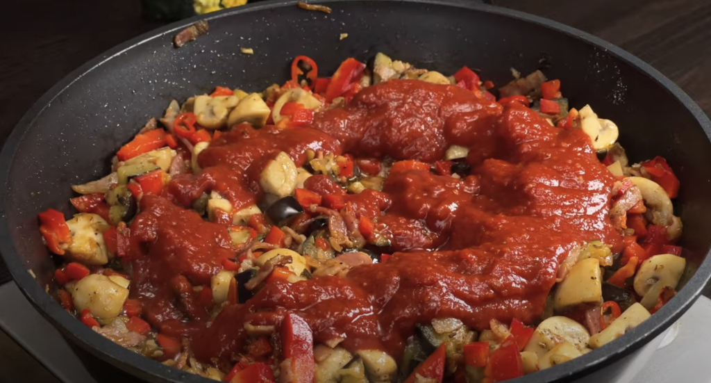 Delikátní těstoviny s lilkem, slaninou a houbami v rajčatové omáčce - voňavý a sytý oběd plný zeleniny