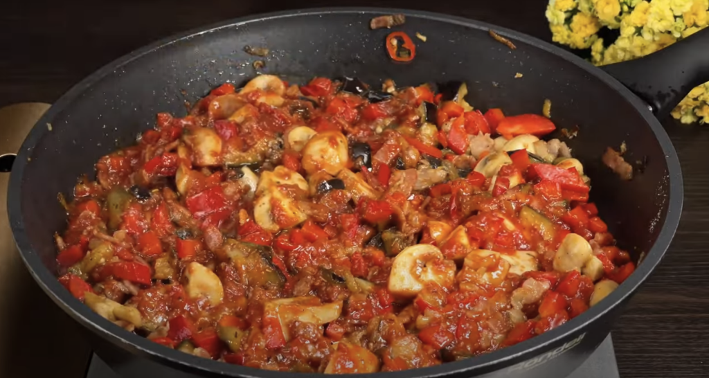 Delikátní těstoviny s lilkem, slaninou a houbami v rajčatové omáčce - voňavý a sytý oběd plný zeleniny