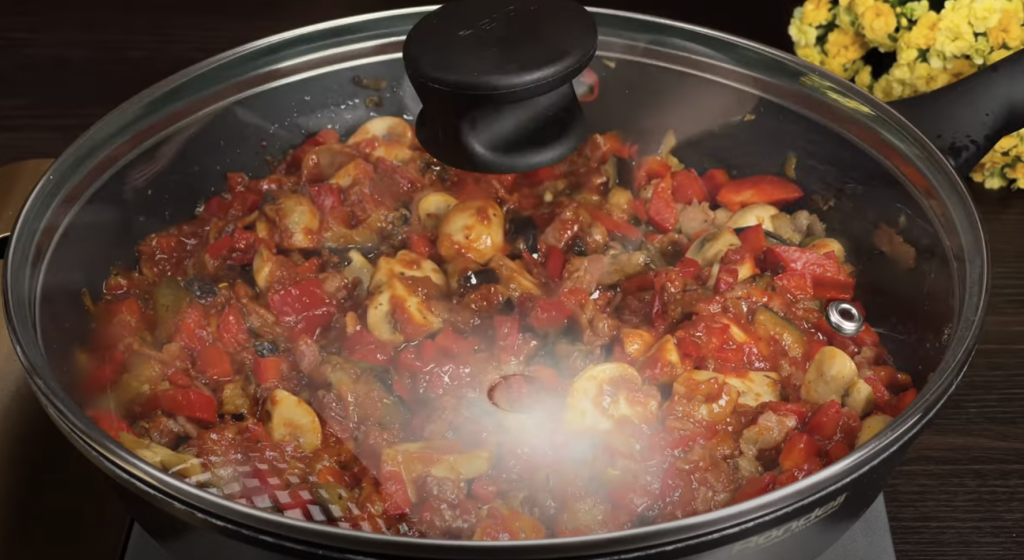 Delikátní těstoviny s lilkem, slaninou a houbami v rajčatové omáčce - voňavý a sytý oběd plný zeleniny