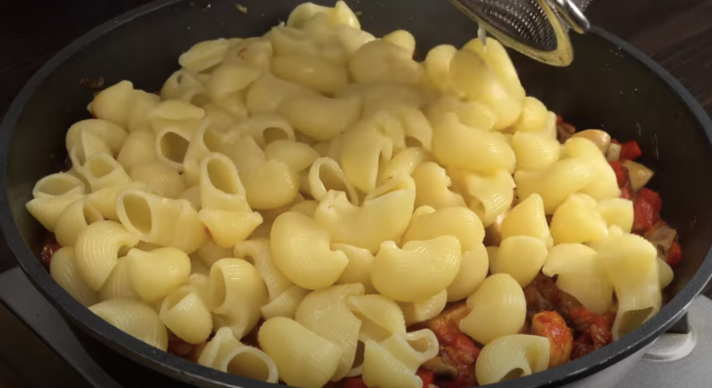 Delikátní těstoviny s lilkem, slaninou a houbami v rajčatové omáčce - voňavý a sytý oběd plný zeleniny